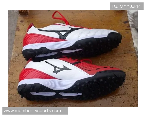 美津浓无回旋足球鞋助你在球场上尽情展现速度与灵活性 美津浓无回旋足球鞋助你在球场上尽情展现速度与灵活性