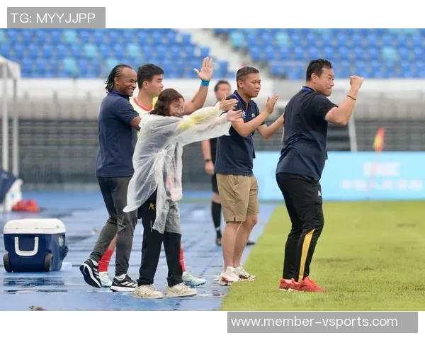 红蓝足球服的魅力与风采探讨如何在赛场上展现团队精神与个性化风格 红蓝足球服的魅力与风采探讨如何在赛场上展现团队精神与个性化风格