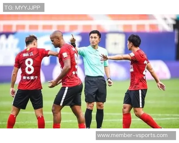 足球比赛中裁判的角色与数量对比赛公正性的影响分析